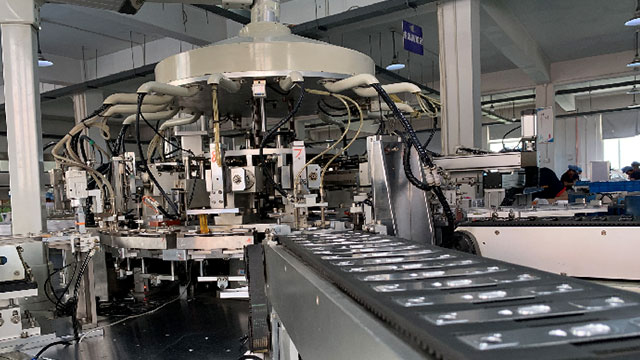 國(guó)內(nèi)首條動(dòng)力電池蓋板全自動(dòng)裝配檢驗(yàn)自動(dòng)線